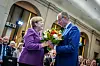 Friedrich Merz überreicht Angela Merkel beim Berliner Gespräch Spezial zum 70. Geburtstag der früheren Bundeskanzlerin einen Blumenstrauß.