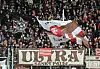 Ultra Sankt Pauli mit einem Banner der Schickeria München