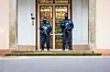 Einsatzkräfte der Polizei stehen vor dem Oberlandesgericht Celle. (Symbolbild)