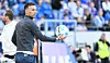 Christian Eichner hält einen Ball in der Hand