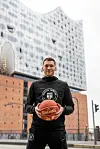 Brae Ivey vor der Elbphilharmonie