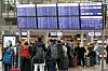 Fluggäste im Terminal