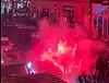 Der Aufzug auf der Clemens-Schultz-Straße in Hamburg brannte Pyros ab. Danach versuchten vermummte Teilnehmer ein SPD-Büro anzugreifen.