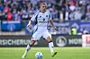 Miro Muheim passt den Ball mit dem rechten Fuß.