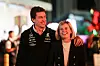 Susie Wolff im Arm von Toto Wolff.