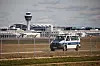 Ein Fahrzeug der Airport Security fährt am Außenzaun vom Flughafen in München vorüber.