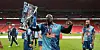 Ganz groß vorm Tor, im Interview ... und vermutlich auch als Möbelpacker: Adebayo Akinfenwa feiert sich und den Aufstieg der Wycombe Wanderers