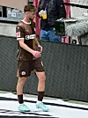 St. Paulis Siebe Van der Heyden verlässt nach seinem Platzverweis den Stadioninnenraum