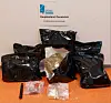 Plastikbeutel in verschiedenen Größen mit Drogen
