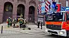 Feuerwehrmänner und Polizisten vor der Finanzbehörde am Gänsemarkt.