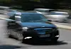 Fahrender schwarzes Auto