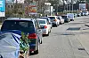 Fahrzeuge stehen vor der Einfahrt des Recyclinghofes Bahrenfeld.