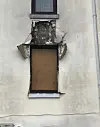 Die Fassade des Wohnhauses ist stark beschädigt.