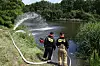 Feuerwehrleute pumpen Sauerstoff in den Gleiwitzer Kanal, um das Algenwachstum zu verhindern.