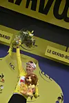 Tadej Pogacar jubelt im Gelben Trikot