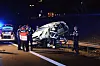 Ein Opel steht an der A25 auf der Leitplanke, daneben Rettungskräfte