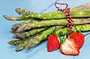 Erdbeeren und grüner Spargel