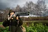 Jägerin mit Gewehr