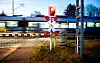 Ein Nahverkehrszug passiert einen Bahnübergang