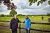 Landwirt Jochen Ramcke (69, l.) an seiner Pferdeweide im Landschaftsschutzgebiet. Neben ihm Thomas Eckhoff (69) vom Nabu West – er will die Artenvielfalt in Rissen bewahren.