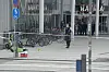 Polizisten vor dem Einkaufszentrum in Tampere.