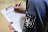 Ein Zollbeamter füllt einen Personalerfassungsbogen aus.