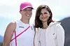 Iga Swiatek und Zendaya posieren lächelnd.
