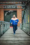 MOPO-Reporter Julian König läuft auf einer Brücke