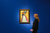 Einblick in die Ausstellung. An einer sehr blauen Wand hängt Gabriele Münters Porträt „Bildnis Marianne von Werefkin“ aus dem Jahr 1909