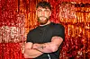 Reality-Star Umut Tekin vor rotem Hintergrund