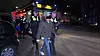 Mann wird von der Polizei abgeführt.