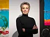 Schauspielerin Sharon Stone blickt ernst in die Kamera