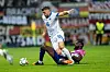 Ermedin Demirovic im Zweikampf mit Antonio Rüdiger