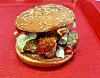 Falafel-Bällchen zwischen den beiden Brötchen-Häften