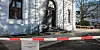 Eine Holzeingangstür zum Rathaus Altona ist in der Nacht in Brand gesteckt worden.