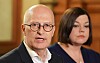 Das Bild vom Mann, der alles im Griff hat, bröckelt: Bürgermeister Peter Tschentscher (SPD). Im Hintergrund: Katharina Fegebank (Grüne)