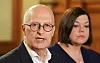 Das Bild vom Mann, der alles im Griff hat, bröckelt: Bürgermeister Peter Tschentscher (SPD). Im Hintergrund: Katharina Fegebank (Grüne)