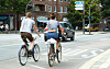 Laut der Straßenverkehrsordnung genießen Radfahrer mehr Freiheiten als Autofahrer. (Symbolbild)