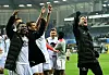 Der Trainer vorneweg: Fabian Hürzeler (r.) hat mit St. Pauli zurzeit viel Grund zur Freude.