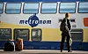 Ein Metronom-Zug steht am Gleis.