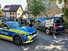 Polizeifahrzeuge in der Nähe der Stelle, wo das frischgeborenes Baby gefunden wurde.