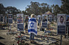 Eine Frau trägt die israelische Flagge auf dem Nova-Festplatz während einer Zeremonie zum Gedenken an den zweiten Jahrestag des von der Hamas verübten Anschlags vom 7. Oktober.