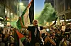 Eine jubelnde Menschenmasse nach dem Hamas-Massaker nahe der israelischen Botschaft in London