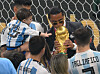 Starkoch mit WM-Pokal