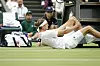 Alexander Zverev hält sich das Knie