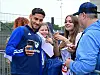 Ludovit Reis macht ein Selfie mit Fans