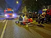 Rettungskräfte versorgen den verletzten Rollerfahrer auf der Kreuzung Kaltenkircher Platz.