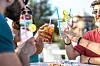 Spaß mit einem Kühlen Drink - junge Leute auf einer Party