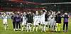 Der HSV feiert mit seinen Fans den Punkt in Heidenheim.