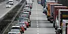 Stau auf der Autobahn mit Pkw und Lkw; in der Mitte bleibt eine Rettungsgasse frei.